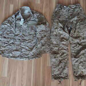 US Navy AOR1 NWU Type II NEW WITH TAGS Full Uniform Set Size Small-Short